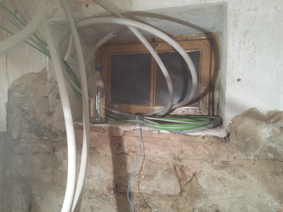 Nasse Wand in der Vorratskammer – Hof Isem