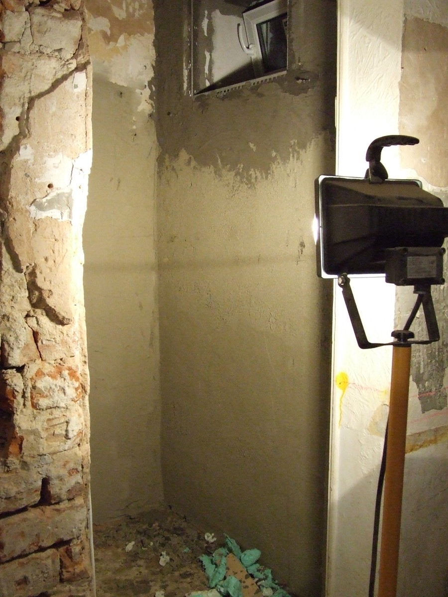 Vorratskammer verputzt und neues Fenster eingebaut – Hof Isem