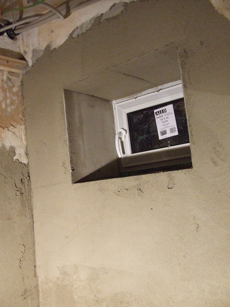 Vorratskammer verputzt und neues Fenster eingebaut – Hof Isem