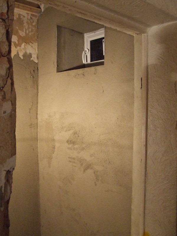 Vorratskammer verputzt und neues Fenster eingebaut – Hof Isem